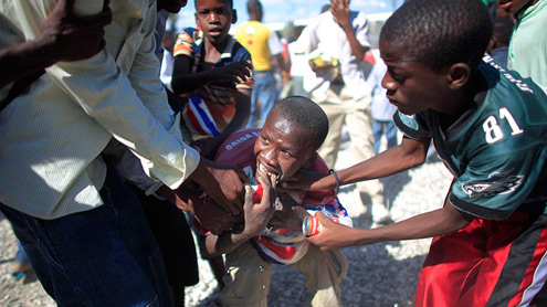 Население Гаити пытается выжить после катастрофического землетрясения