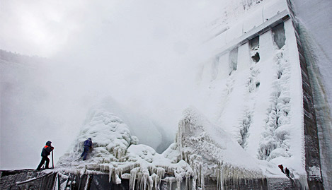 Саяно-Шушенская ГЭС — борьба с ледяным наростом (фото)