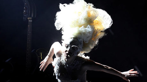 Леди Гага устроила шоу памяти Александра Маккуина (видео)