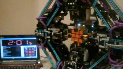 Самодельный робот собирает кубик Рубика за пару секунд
