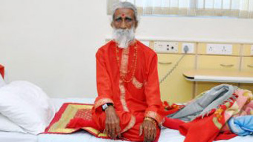 Врачи обследуют индийского йога, который прожил 70 лет без еды и воды