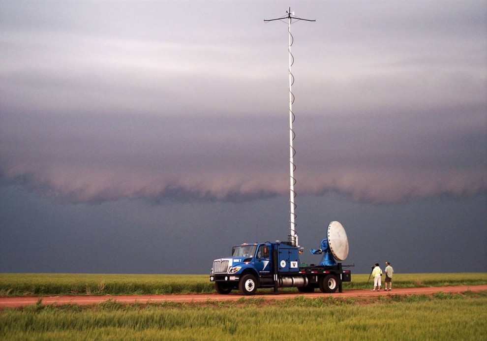 С помощью 17-ти метровой мачты можно определить координаты 10 других радаров в группе VORTEX2.
