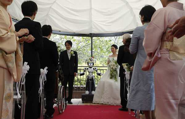 Свадебная церемония, которую провел робот