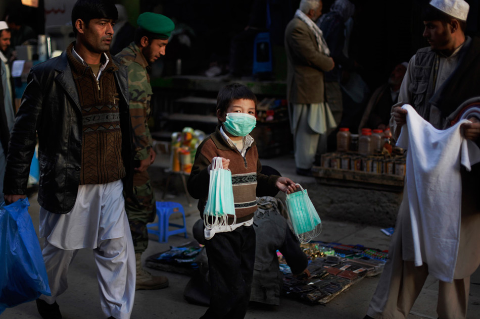 2. Афганский мальчик продает защитные маски на рынке в Кабуле в понедельник 9 ноября 2009 года. В Афганистане от свиного гриппа погибло 11 человек. В этой стране сотни афганцев и международных войск борются с болезнью и участившимися действиями повстанческих сил. Афганское министерство здравоохранения сообщило в понедельник, что 710 случаев заражения свиным гриппом из 779 вообще произошли среди военных. (AP Photo/Anja Niedringhaus)