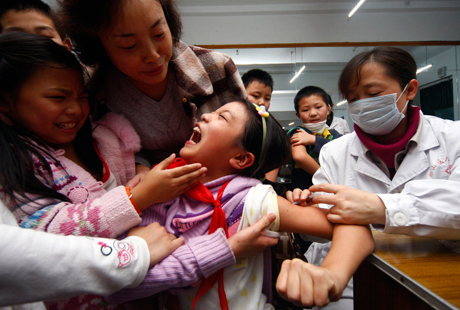 11. Школьнице делают прививку против вируса H1N1 в больнице в Суйнине, провинция Сычуань, Китай, 11 ноября 2009 года. Как сообщает Всемирная организация здравоохранения, сейчас в Китае и Японии люди все чаще заболевают свиным гриппом, после необычно раннего начала зимнего сезона гриппа в Европе, Центральной Азии и Северной Америке. (REUTERS/Stringer)