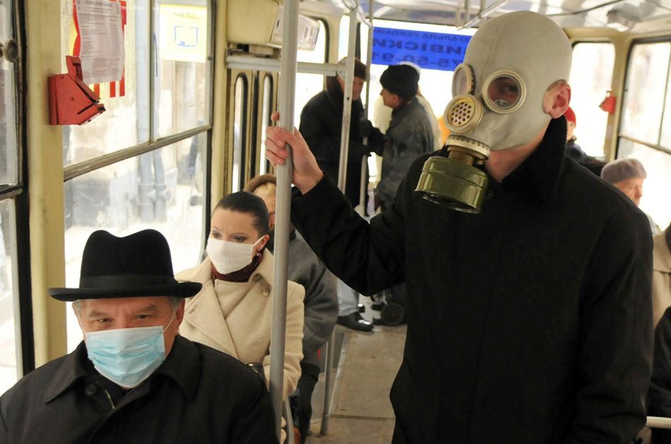 13. Молодой человек в противогазе в западно-украинском городе Львове 4 ноября 2009 года. Всемирная организация здравоохранения сообщает, что большая часть случаев гриппа на Украине были вызваны вирусом H1N1. (YURIY DYACHYSHYN/AFP/Getty Images)