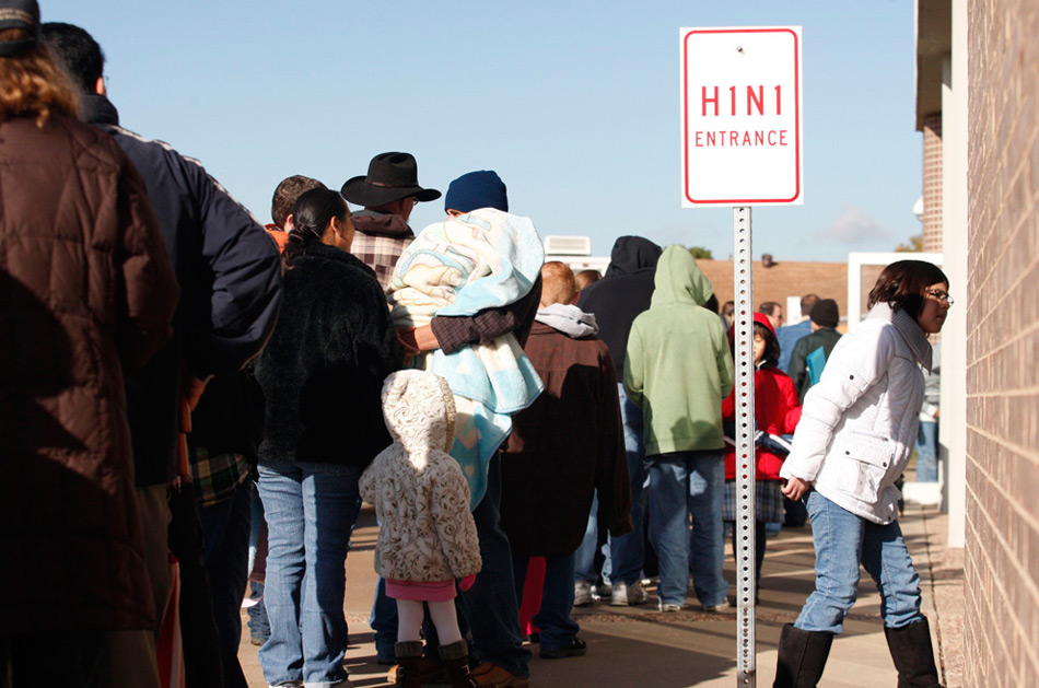 23. Люди стоят в очереди на вакцинацию против вируса H1N1 в Халтом Сити, штат Техас, 30 октября 2009 года. Округ Таррант проводит вакцинацию против вируса H1N1 детям в возрасте от 6 месяцев до 18 лет и беременным женщинам. (REUTERS/Jessica Rinaldi)