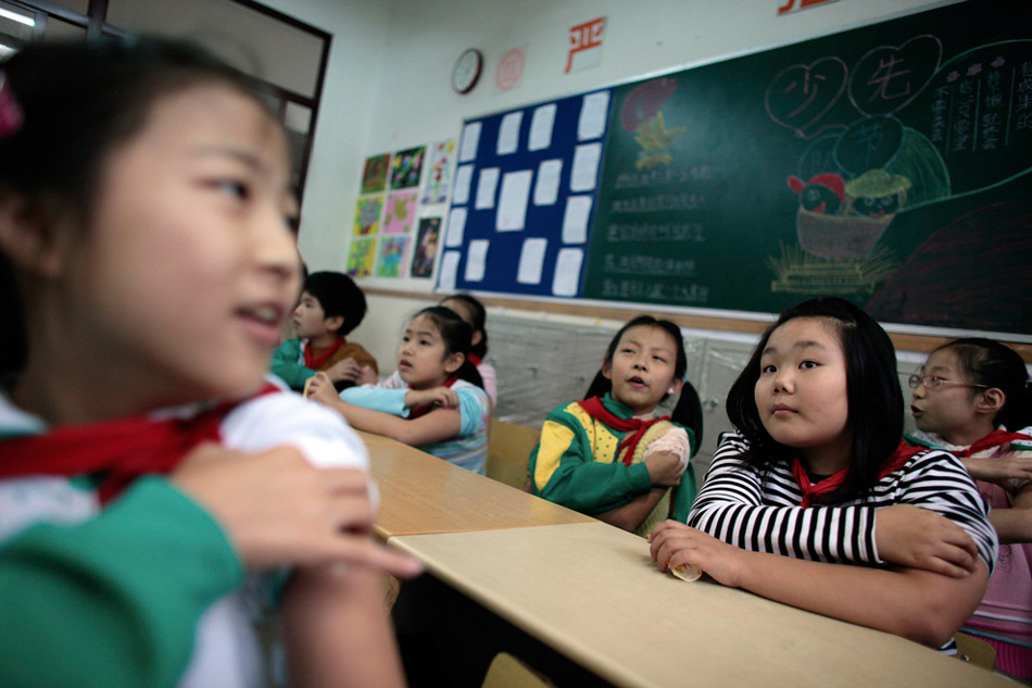 31. Ученики трут руки в классе после вакцинации против вируса свиного гриппа в школе в Шанхае 10 ноября 2009 года. (REUTERS/Aly Song)