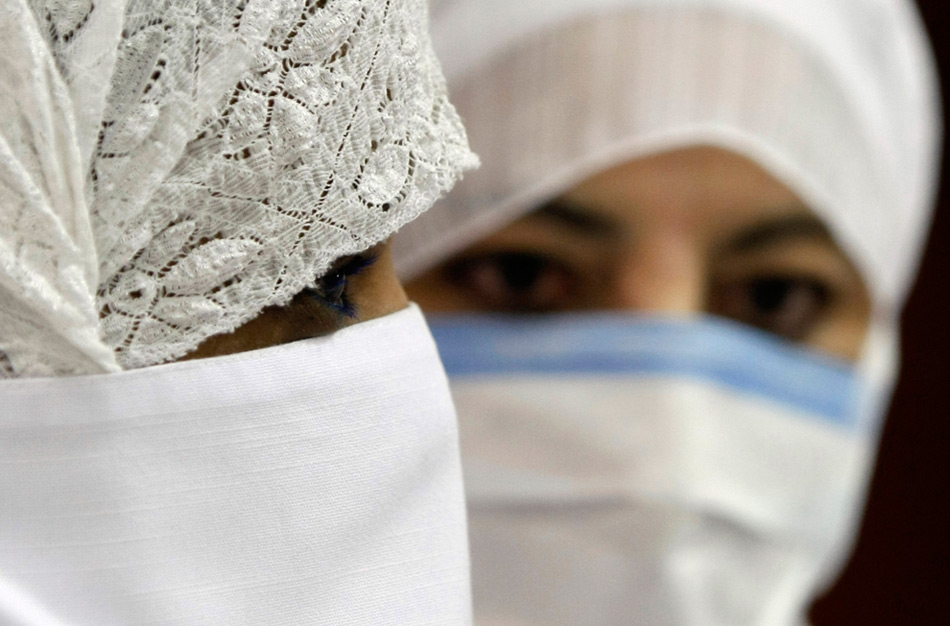 32. Медсестры Саудовской Аравии во время запуска кампании вакцинации против вируса H1N1 в Эр-Рияде в субботу 7 ноября 2009 года. Министр здравоохранения Саудовской Аравии сообщил в субботу, что паломничество Хаджи в этом году не будет запрещено в королевстве из-за высокого риска распространения эпидемии. (AP Photo/Hassan Ammar)