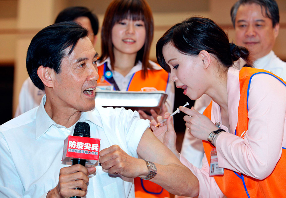 33. Тайваньскому президенту Ма Ин-цзю делают прививку против вируса гриппа H1N1 в начальной школе в округе Тайбэй 16 ноября 2009 года. Ма решил сделать прививку в знак поддержки вакцинации. (REUTERS/Nicky Loh)