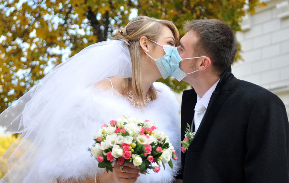 36. Молодожены в масках целуются на выходе из загса во Львове 31 октября 2009 года. (YURIY DYACHYSHYN/AFP/Getty Images)