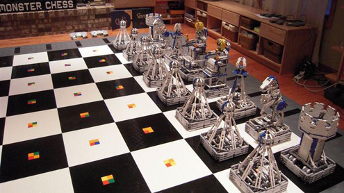Лего-роботы сражаются на шахматной доске