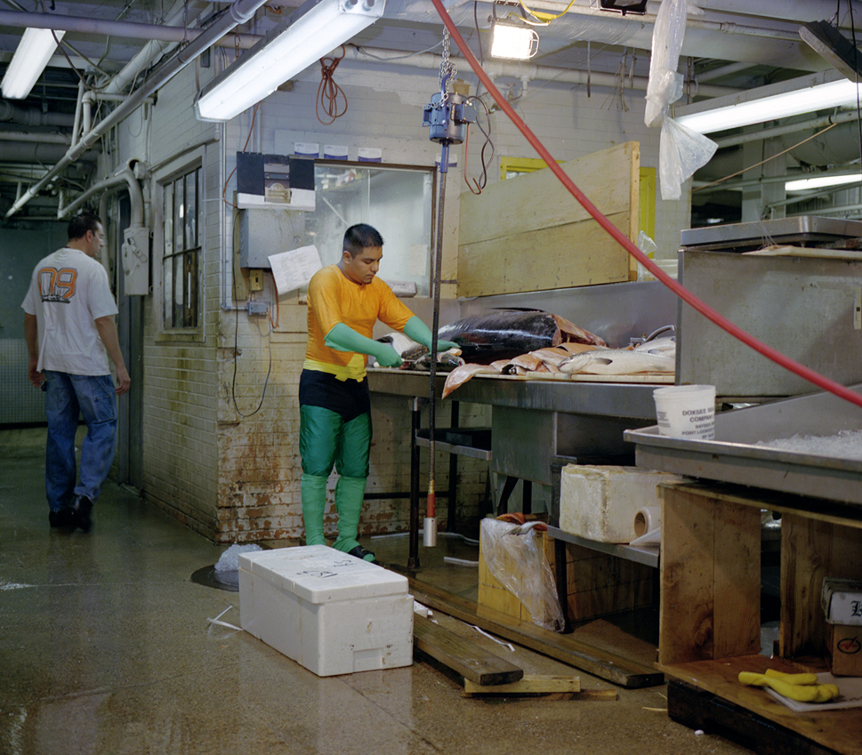 9. Хувентино Росас из штата Мехико работает на рыбном рынке. Он посылает домой $ 400 в неделю.