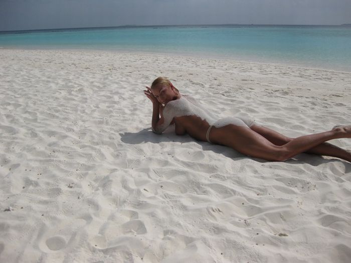Как призналась Волочкова, откровенную фотосессию на пляже она провела вместе со своим любимым человеком. 