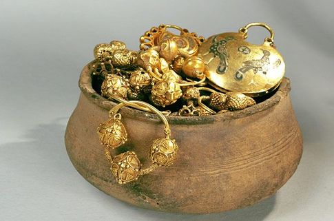Под Курском нашли клад с золотыми украшениями