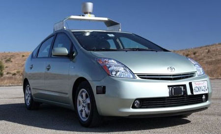Автопилот Google управляет автомобилем