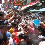 Тайцы празднуют Сонгкран