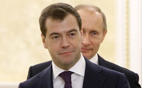 «Единая Россия» лавирует между Путиным и Медведевым