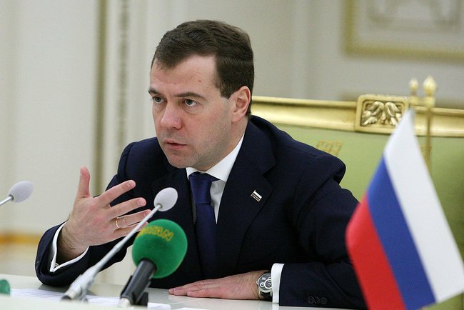 Медведев исключил конкуренцию с Путиным на выборах 2012 года