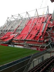 На стадионе в Норвегии обрушилась крыша