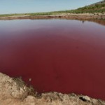 Голубое озеро в Техасе стало кроваво-красным