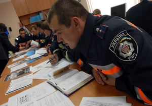 Евро 2012: украинские милиционеры учат английский