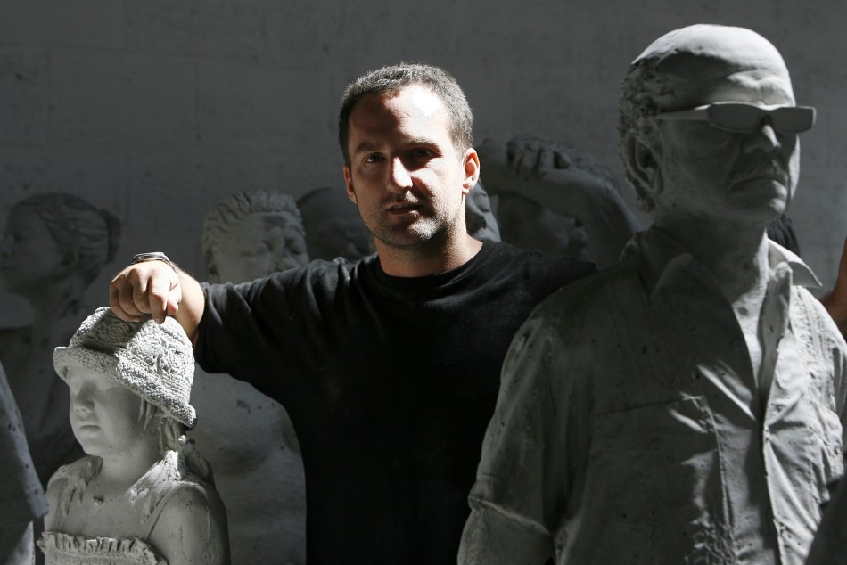 Скульптор со своими изделиями