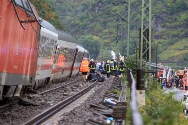 Из-за дождя в Германии сошел с рельс поезд