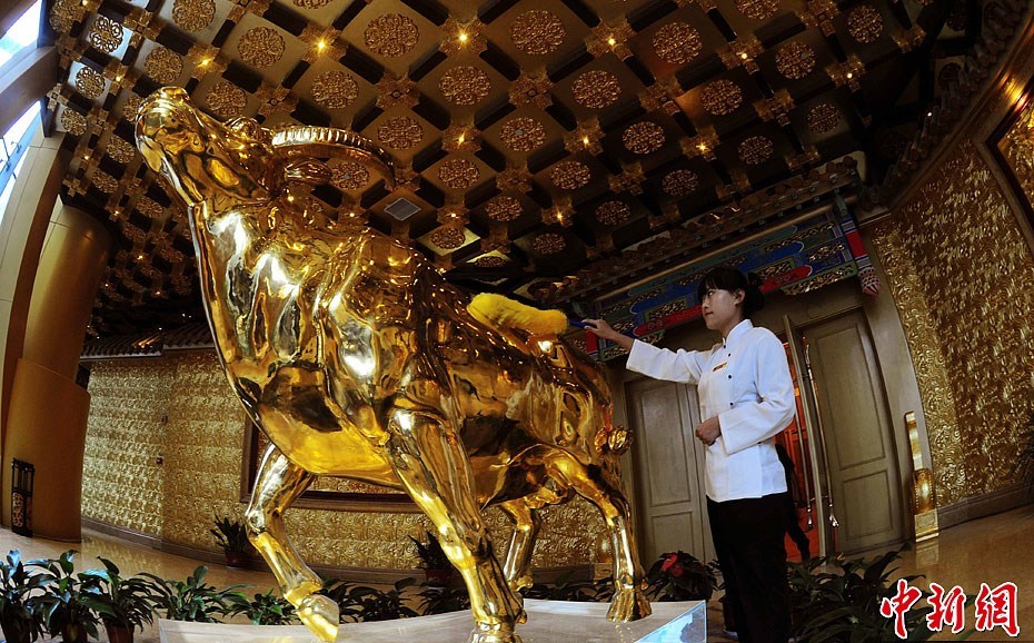 Золотой бык в холле отеля весом в одну тонну