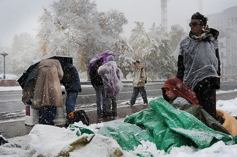 Протестующие, заночевавшие в парке, наутро проснулись под толстым слоем снега. Несколько человек доставлены в больницу с переохлаждением.