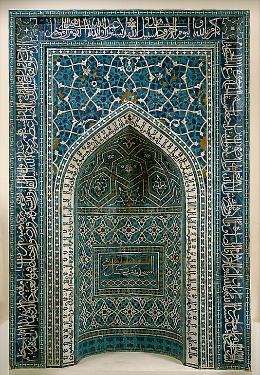 Молитвенная ниша (Михраба) из Ирана, мозаика, в центральном прямоугольнике надпись:  "Мечеть - жилище благочестивых"