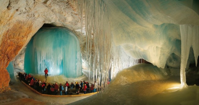 В Австрии находится самая большая в мире ледяная пещера