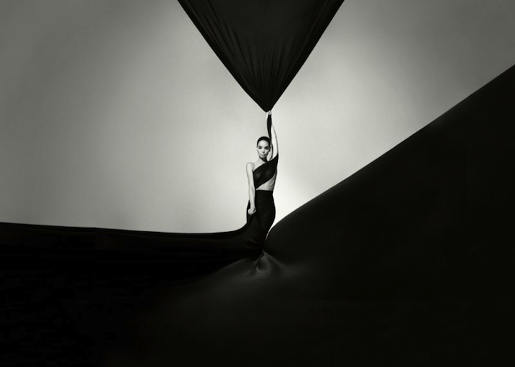 Бесконечное черное платье от Kevork Kiledjian, модель Sabrina Nait