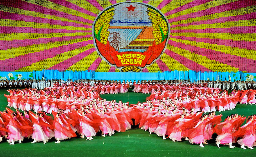 30 тысяч школьников создают цветные картины в качестве фона на фестивале Ариран в Северной Корее