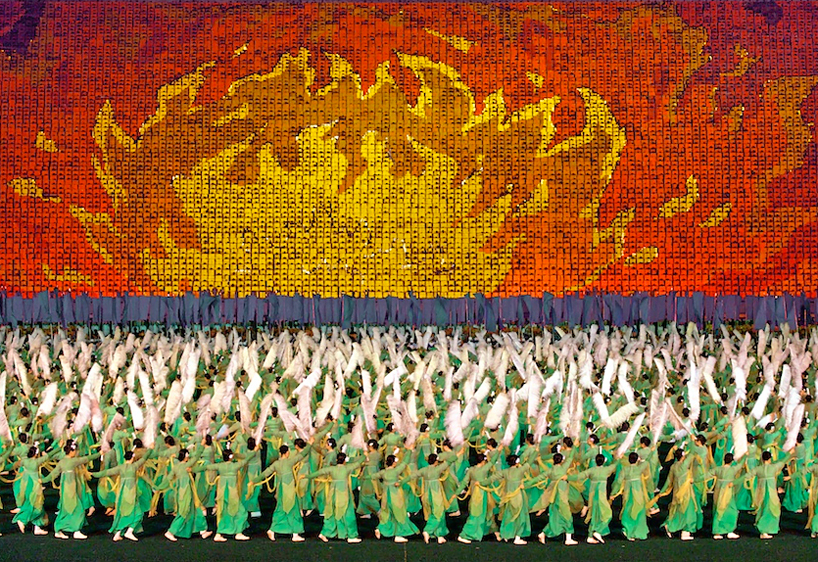 30 тысяч школьников создают цветные картины в качестве фона на фестивале Ариран в Северной Корее
