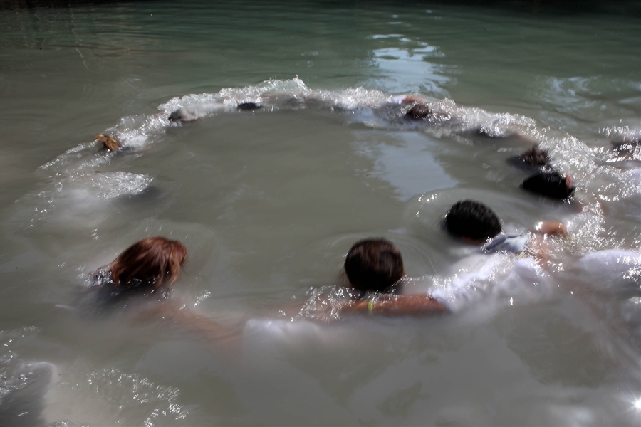 Массовое крещение паломников из Бразилии в водах Иордана