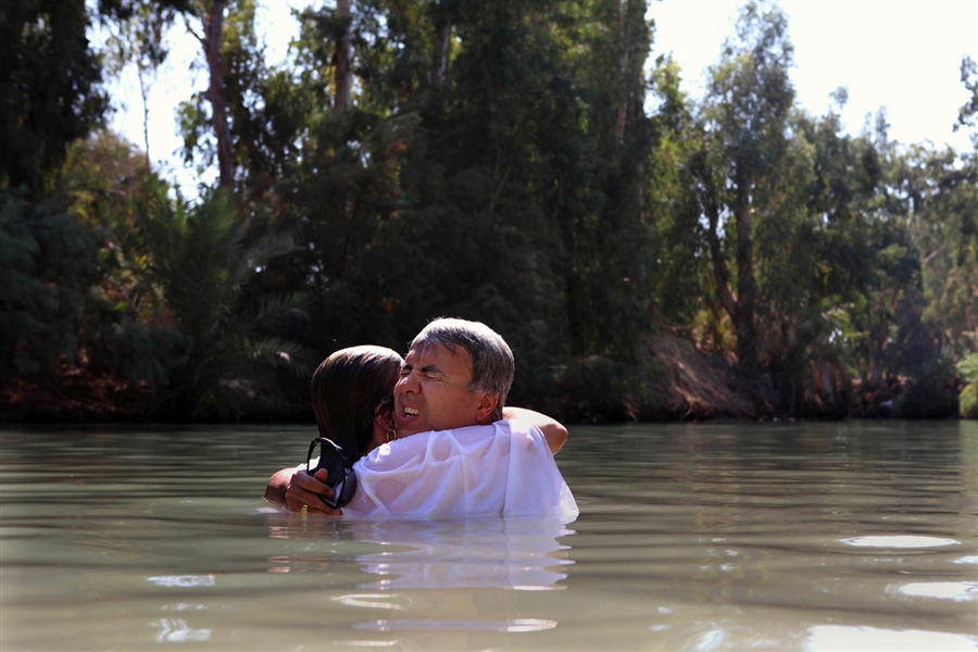 Массовое крещение паломников из Бразилии в водах Иордана