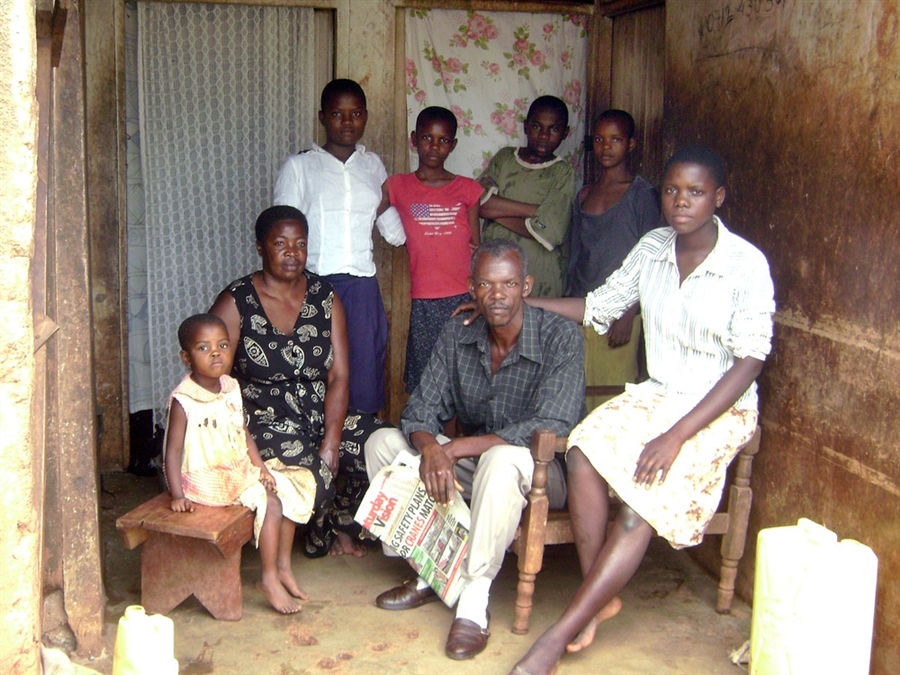 1 октября Уганда, на одного мужа приходится 6 жен и 14 детей
