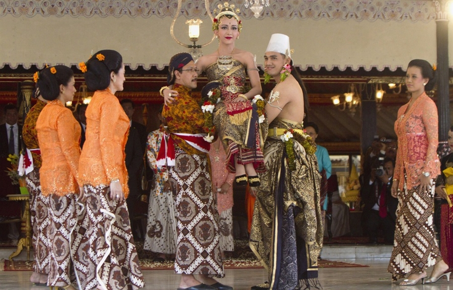 Gusti Bendoro Pangeran Haryo Suryodiningrat и его племянник Kanjeng Pangeran Haryo Yudanegara удостоились чести держать невесту на руках, во время свадебной церемонии