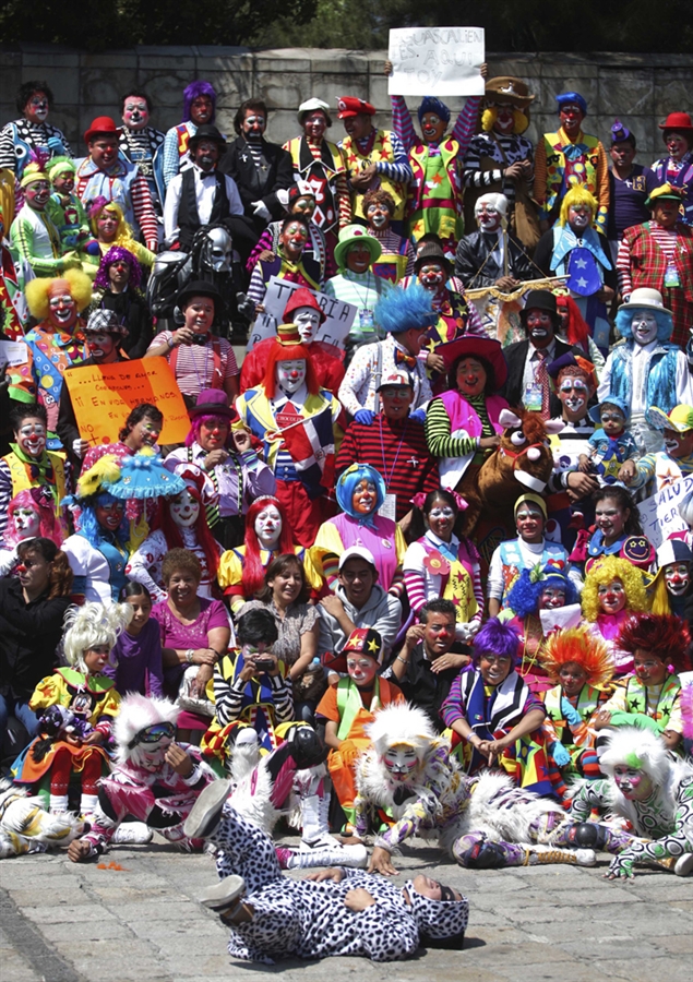 Профессиональные клоуны позируют перед камерами, Мехико, 19 октября