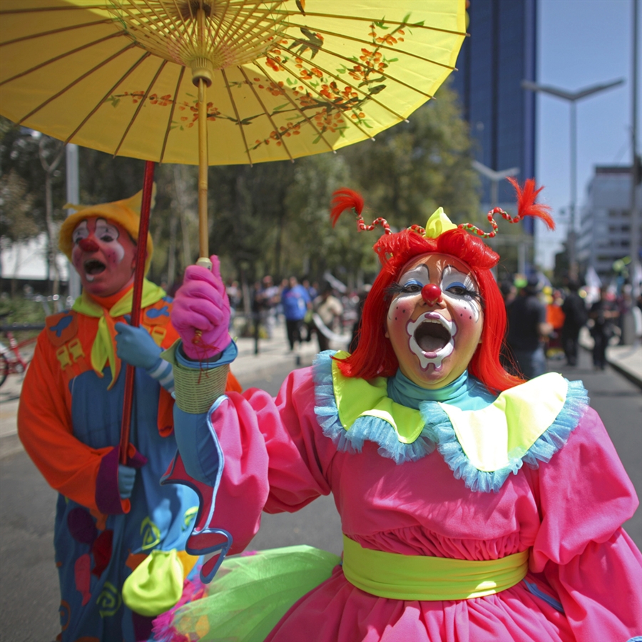 Клоунский марш по улицам Мехико, 19 октября