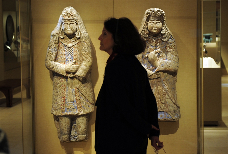 Посетители рассматривают древние артефакты во время пресс-просмотра новой галереи искусства арабских стран: Турции, Ирана, Средней и Южной Азии в музее" Метрополитен", Нью-Йорк, 24 октября 2011 года