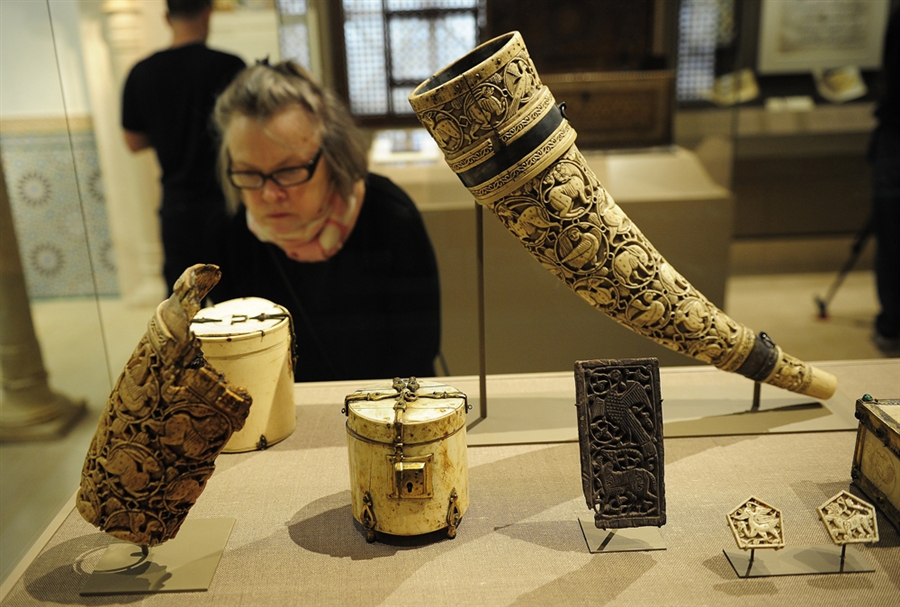 Посетители рассматривают древние артефакты во время пресс-просмотра новой галереи искусства арабских стран: Турции, Ирана, Средней и Южной Азии в музее" Метрополитен", Нью-Йорк, 24 октября 2011 года
