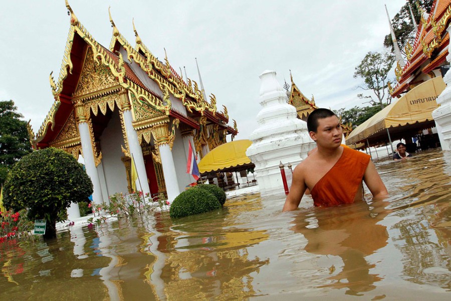 Буддийский монах рядом с затопленным храмом, провинция Аюттхая, 7 октября 2011