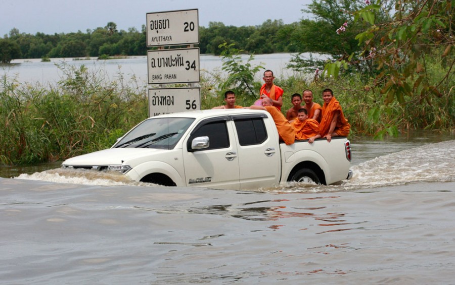 Эвакуация буддийских монахов в центральном Таиланде, 9 октября 2011