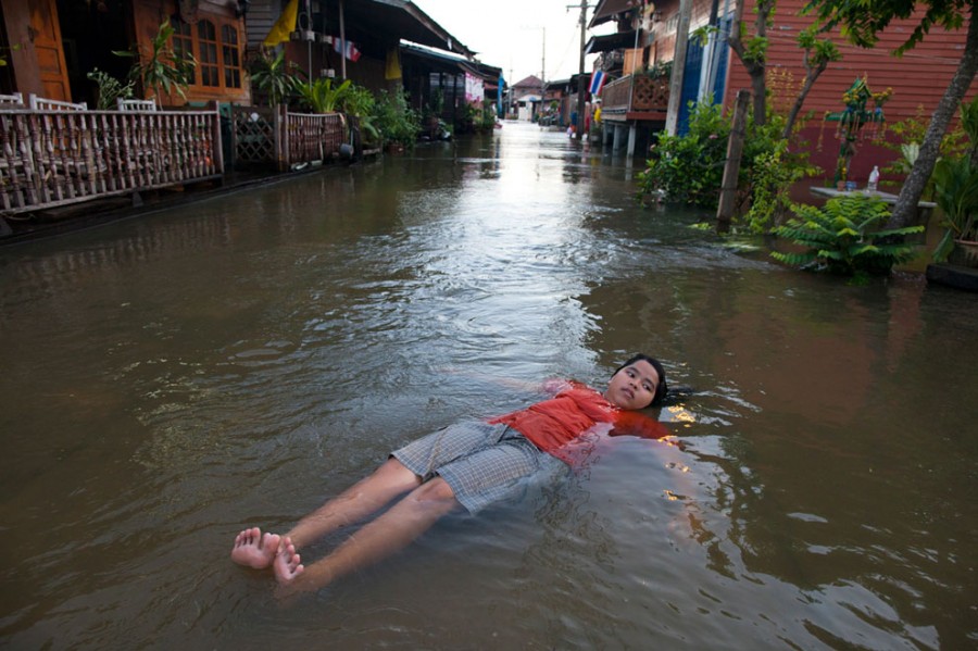 Девочка плывет по затопленной улице, река Йом вышла из берегов, 23 августа 2011
