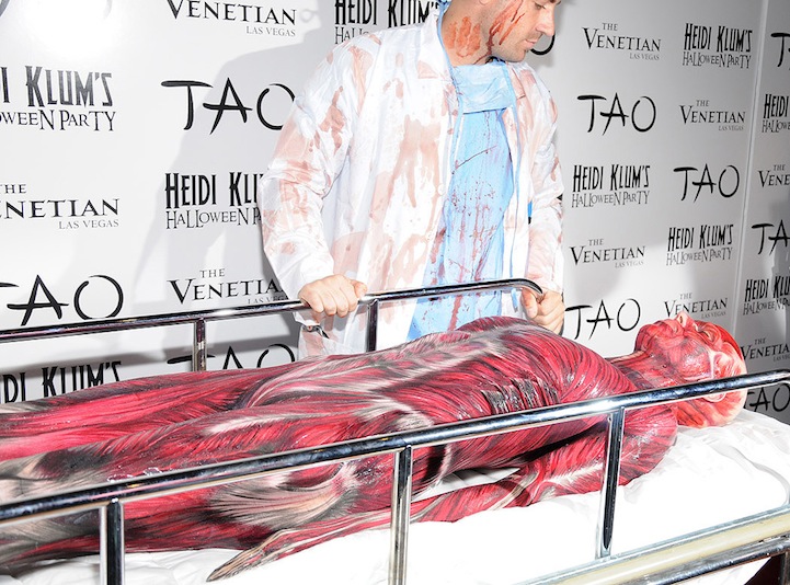 Хайди Клум в костюме мертвого человека без кожи на Хэллоуине 2011 в Лас-Вегасе