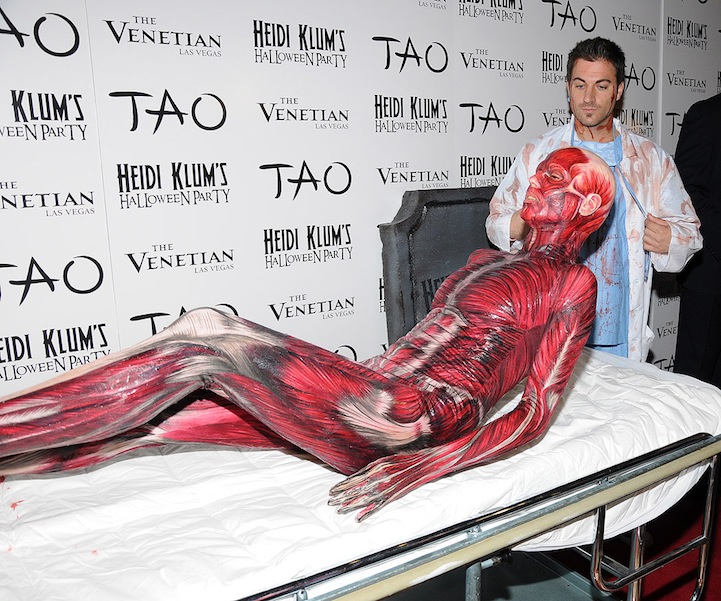 Хайди Клум в костюме мертвого человека без кожи на Хэллоуине 2011 в Лас-Вегасе