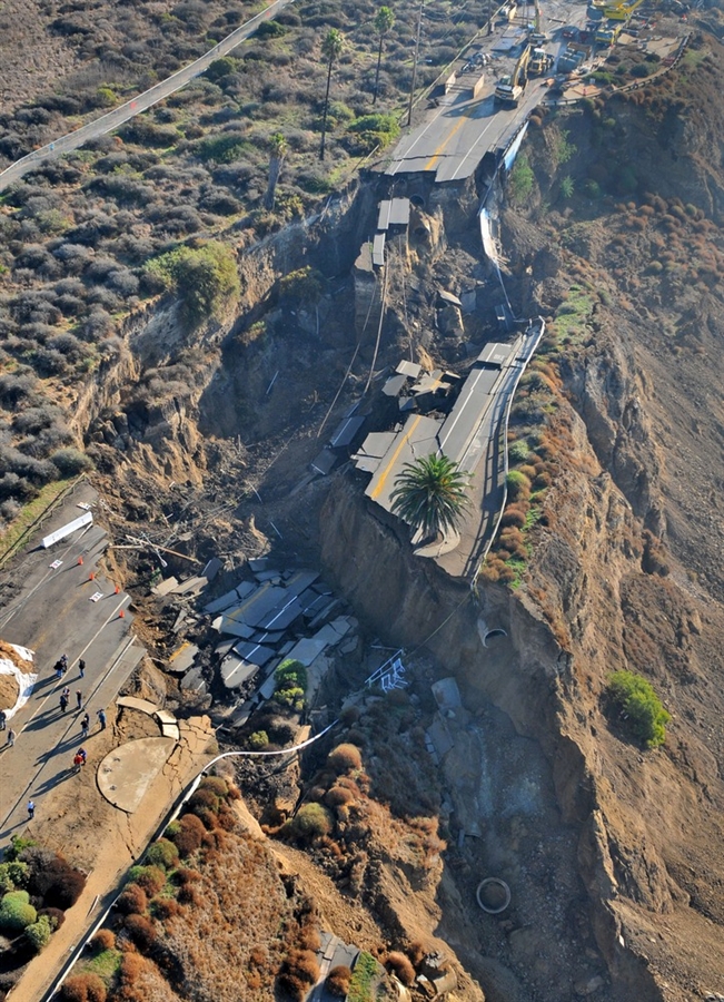 Оползень разрушил в Калифорнии панорамную магистраль