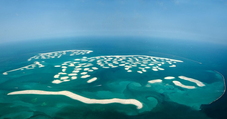 Заложенная основа плавучих островов в Дубаи 